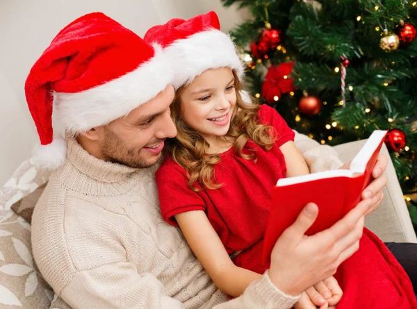 Smiling father and daughter reading book — Stock Photo, Image