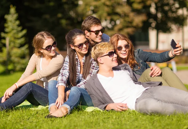 Teenagers taking photo outside with smartphone — Stock Photo, Image