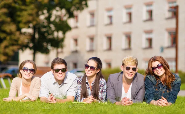 Grupa studentów i młodzieży wychodzić — Zdjęcie stockowe