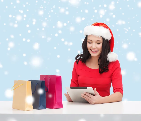 Vrouw met geschenk doos en tablet pc-computer — Stockfoto