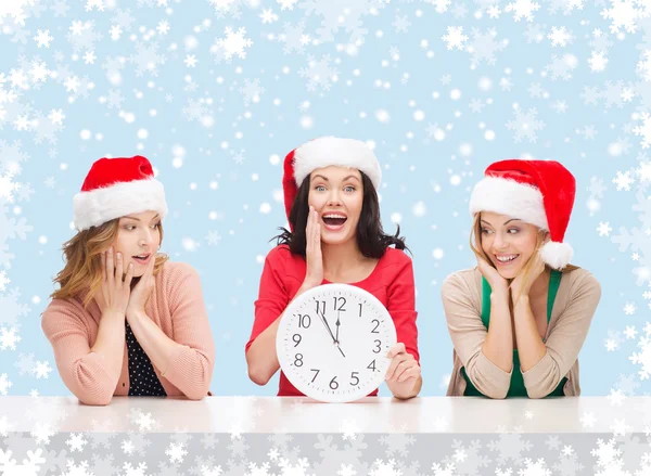 妇女在圣诞老人的助手帽子与时钟，显示 12 — 图库照片