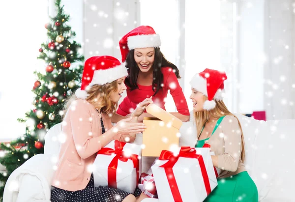 Mulheres em Santa helper chapéus com muitas caixas de presente — Fotografia de Stock