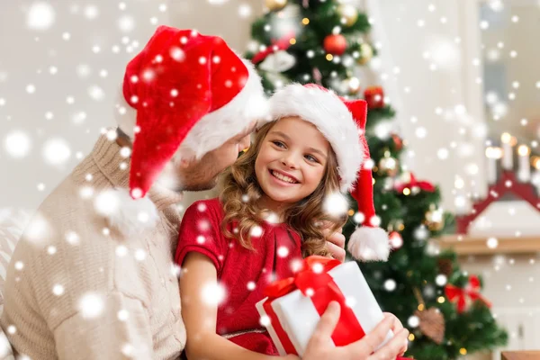 Sorrindo pai e filha segurando caixa de presente — Fotografia de Stock