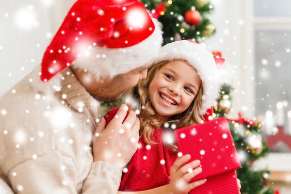 Sonriente padre e hija abriendo caja de regalo —  Fotos de Stock