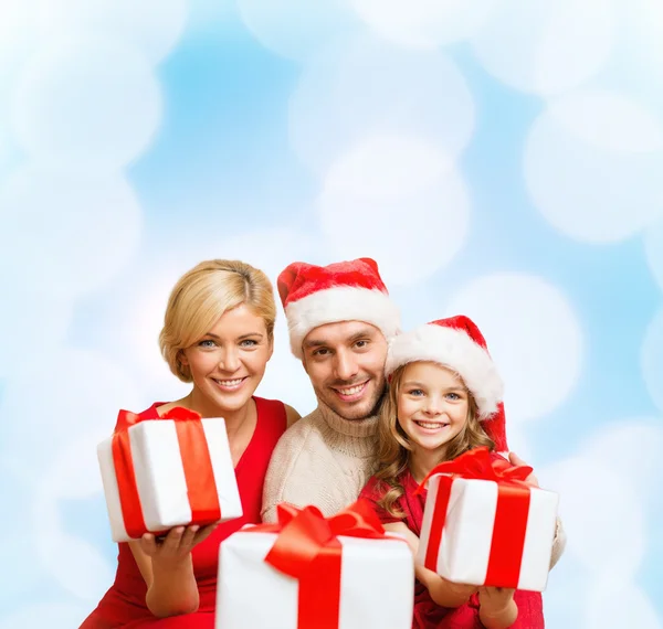 Familia sonriente dando muchas cajas de regalo —  Fotos de Stock