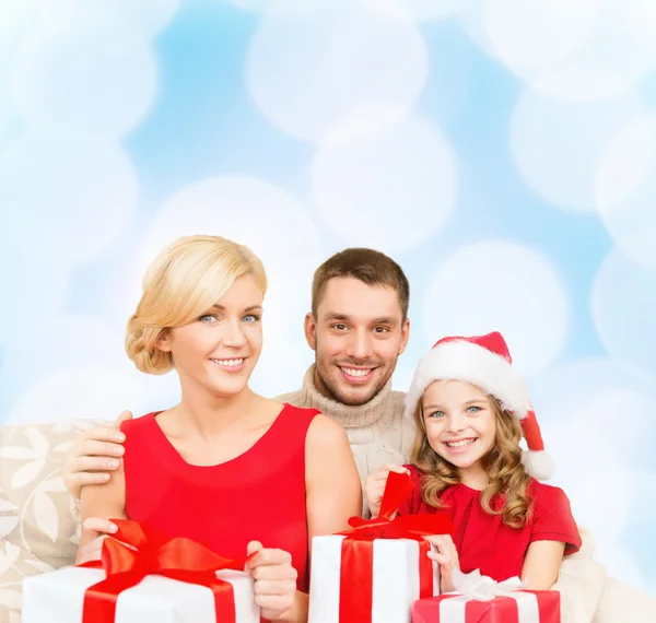 Familia sonriente sosteniendo muchas cajas de regalo —  Fotos de Stock
