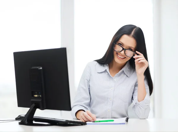 Lächelnde Geschäftsfrau oder Studentin mit Brille — Stockfoto