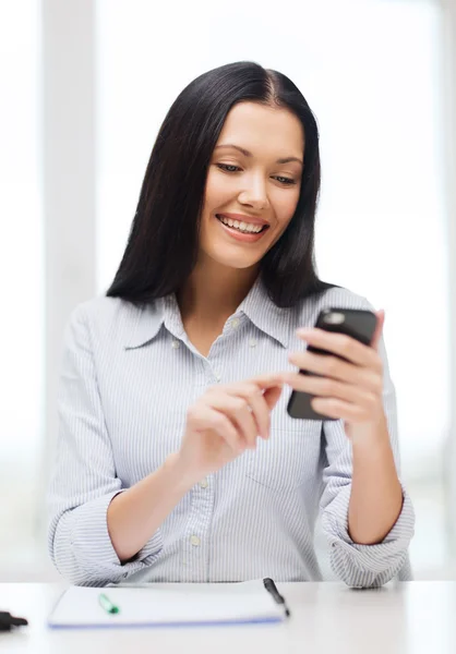 Glimlachende zakenvrouw of student met smartphone — Stockfoto