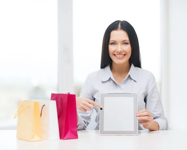 Smiling woman with blank screen tablet pc — Stock Photo, Image