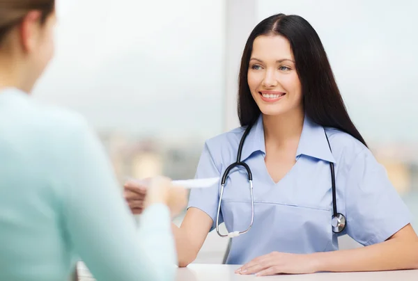 Médico sonriente o enfermero con paciente — Foto de Stock