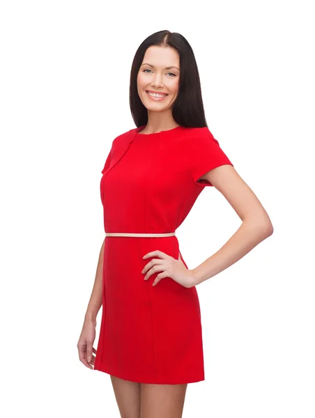 Sorrindo jovem mulher em vestido vermelho — Fotografia de Stock