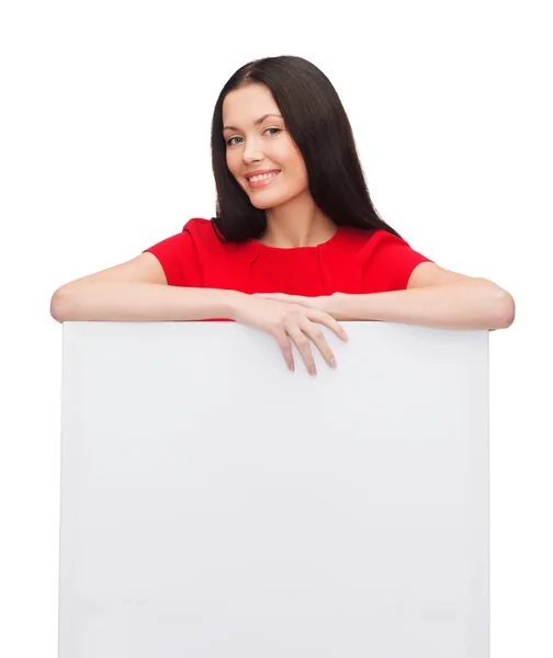 Sorrindo jovem mulher com placa branca em branco — Fotografia de Stock