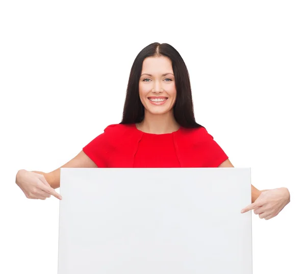 Lächelnde junge Frau mit leerem weißen Brett — Stockfoto