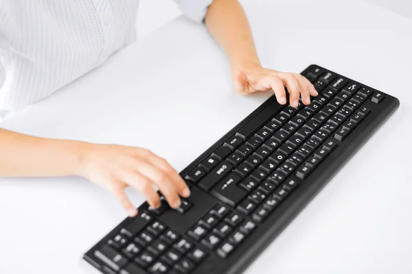 Estudiante niñas manos escribiendo en el teclado —  Fotos de Stock