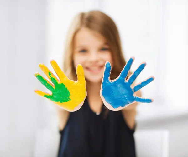 Κορίτσι που παρουσιάζει ζωγραφισμένα τα χέρια — Φωτογραφία Αρχείου