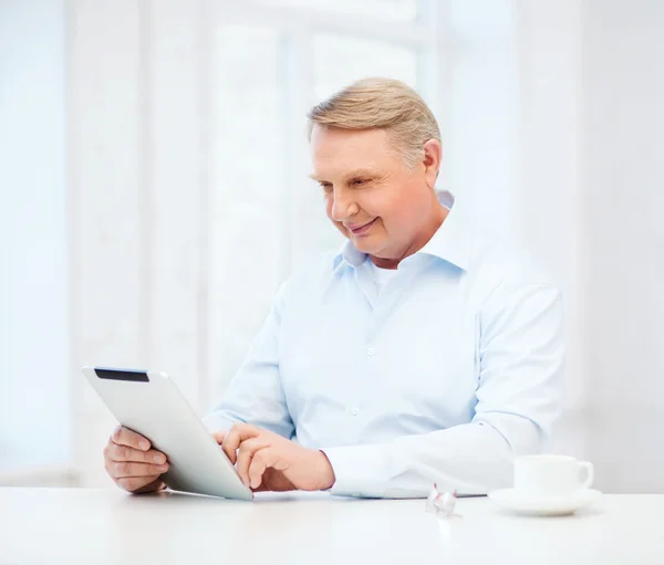 Homem velho com computador tablet pc em casa — Fotografia de Stock