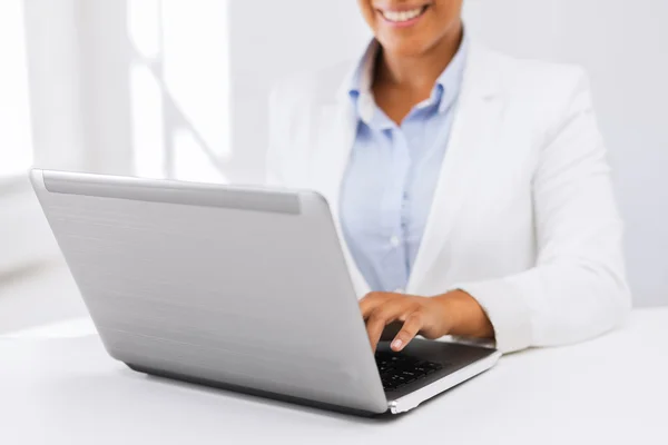 Mujer de negocios usando su computadora portátil — Foto de Stock