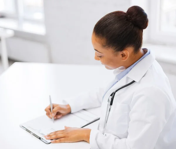 Doctora escribiendo prescripción — Foto de Stock