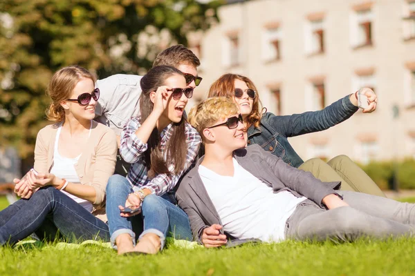 Teenagers taking photo outside with smartphone — Stock Photo, Image