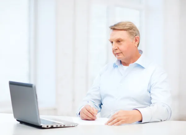 Old man filling a form at home — Stock Photo, Image