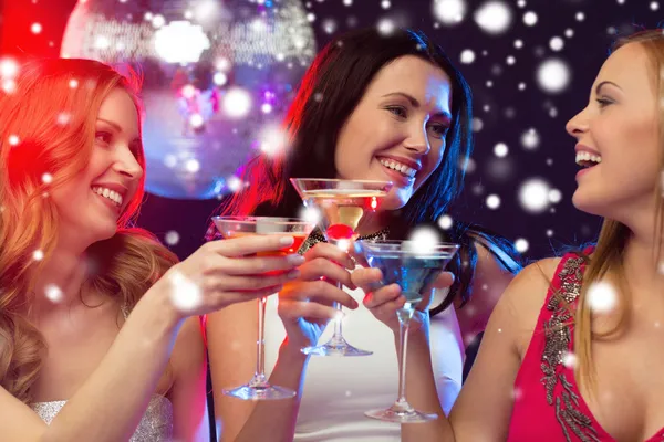 Trzy uśmiechnięte kobiety z koktajli i disco ball — Zdjęcie stockowe