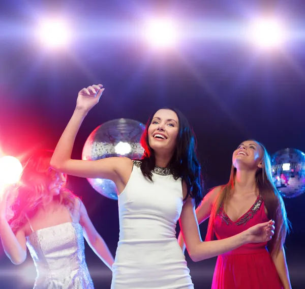 Tři usmívající se ženy tančí v klubu — Stock fotografie