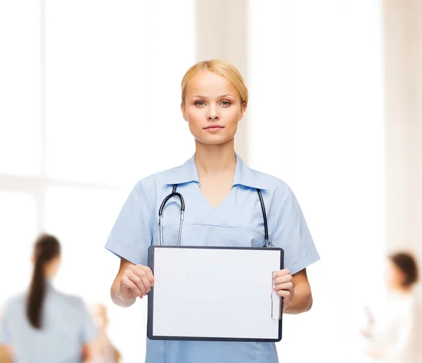 Lächelnde Ärztin oder Krankenschwester mit Rollbrett — Stockfoto