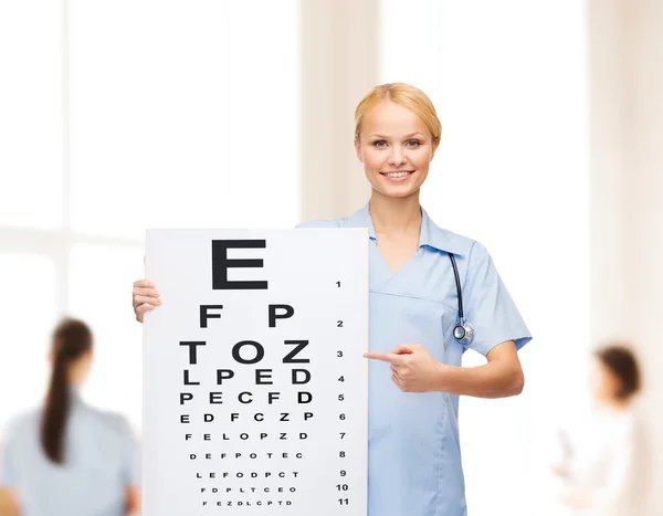 Médico o enfermera sonriente con gráfico ocular — Foto de Stock