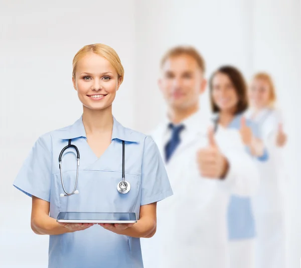 Médico o enfermera sonriente con tableta pc — Foto de Stock