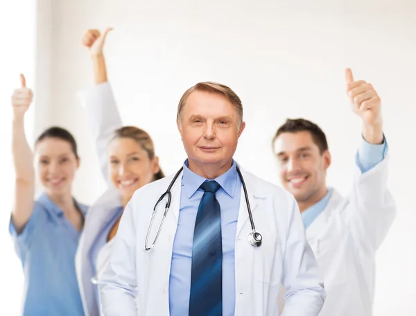 Médico sonriente o profesor con estetoscopio —  Fotos de Stock