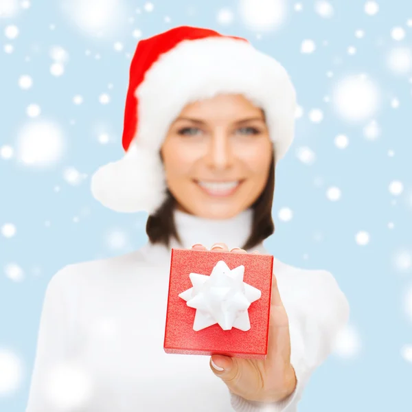 Mujer en sombrero de ayudante de santa con caja de regalo pequeña — Foto de Stock