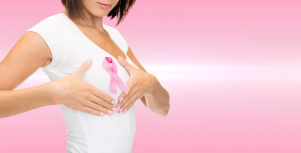 Donna con nastro rosa di consapevolezza del cancro — Foto Stock