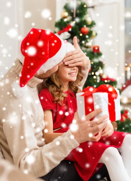 Sonriente padre sorprende hija con caja de regalo — Foto de Stock