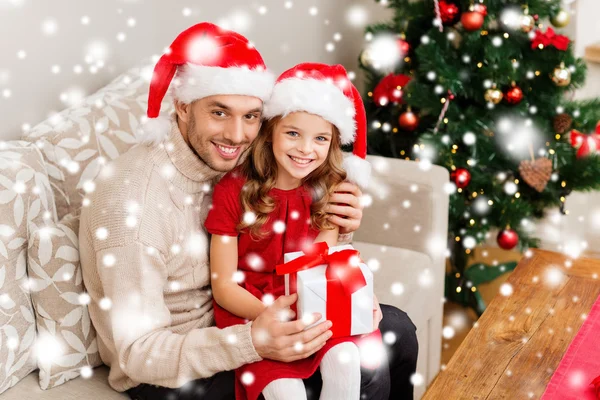 Sorrindo pai e filha segurando caixa de presente — Fotografia de Stock