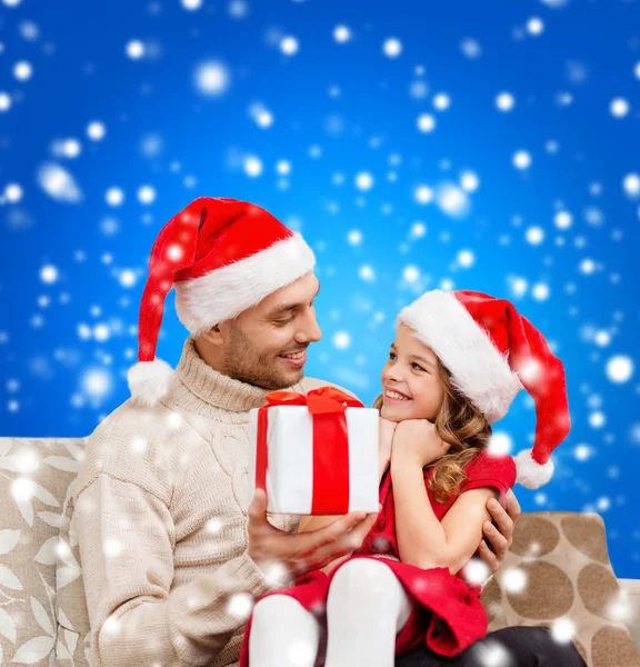 Sonriente padre dando hija caja de regalo —  Fotos de Stock