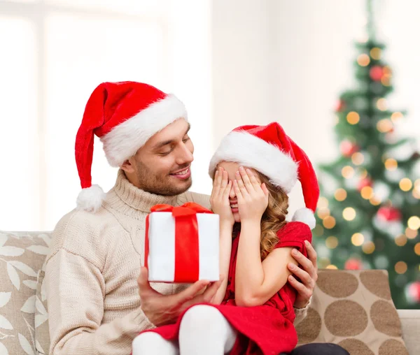 Leende dotter väntar en present från pappa — Stockfoto