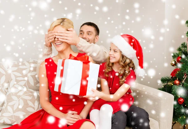 Padre e figlia sorpresa madre con scatola regalo — Foto Stock