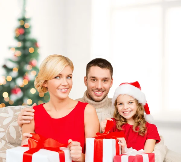 Sorrindo família segurando muitas caixas de presente — Fotografia de Stock