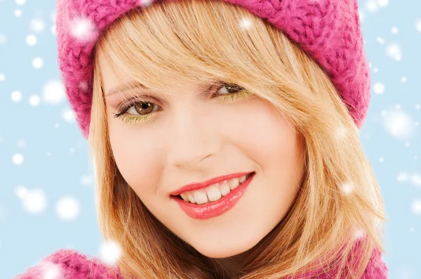 Жінка в рожевому капелюсі і шарфі — стокове фото