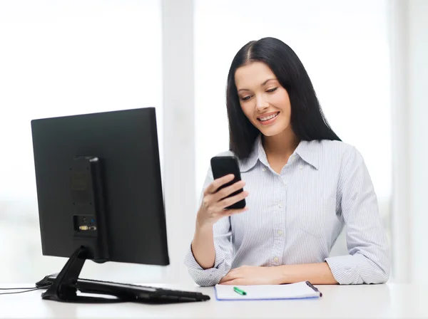 Femme d'affaires souriante ou étudiante avec smartphone — Photo