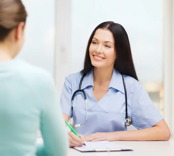 Lachende arts of verpleegkundige met patiënt — Stockfoto