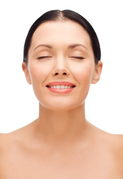 Mujer joven sonriente con los ojos cerrados — Foto de Stock