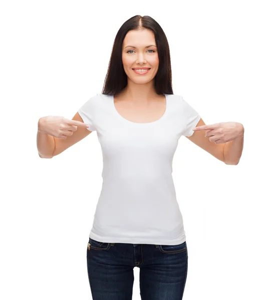 Mujer sonriente en camiseta blanca en blanco —  Fotos de Stock