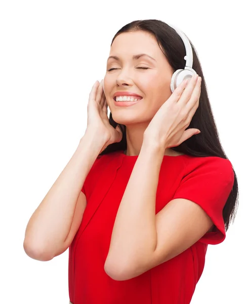 Mulher sorridente com fones de ouvido — Fotografia de Stock