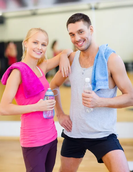 Dwa uśmiechający się ludzi w sali gimnastycznej — Zdjęcie stockowe
