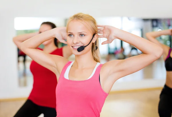 Grupp av leende människor tränar i gymmet — Stockfoto