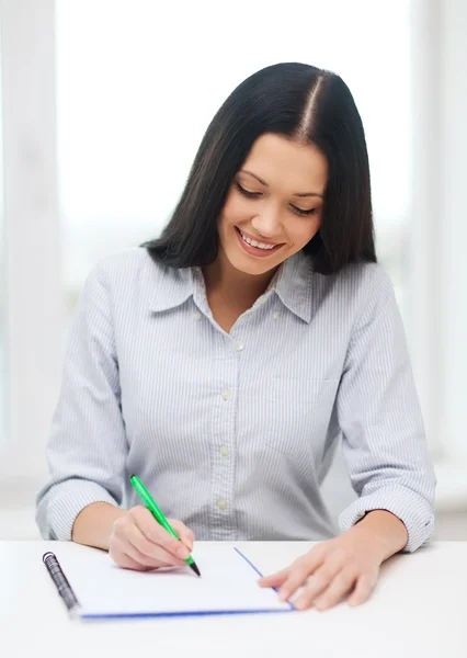Affärskvinna eller student som studerar leende Stockbild