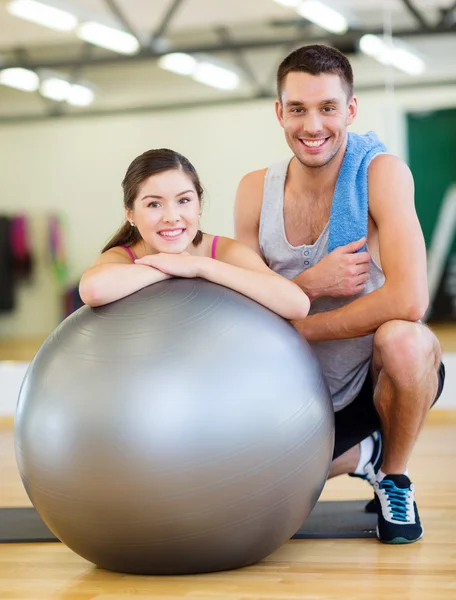 Fitness topu ile gülümseyen iki insanlar — Stok fotoğraf