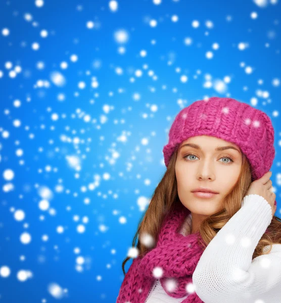 Donna in cappello rosa e sciarpa — Foto Stock