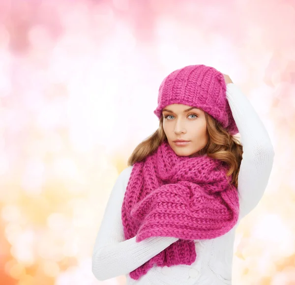 Жінка в рожевому капелюсі і шарфі — стокове фото